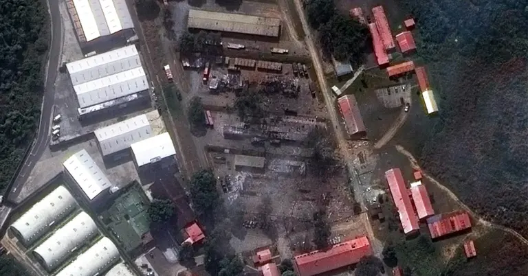 স্যাটেলাইট ছবিতে ভেনেজুয়েলার কারাকাসে অবস্থিত ফুয়ের্তে টিউনা সামরিক কমপ্লেক্সের ক্ষয়-ক্ষতি